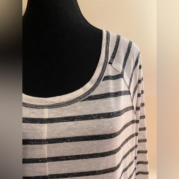 Ladies long sleeve top. Size Extra Large - Picture 4 of 6